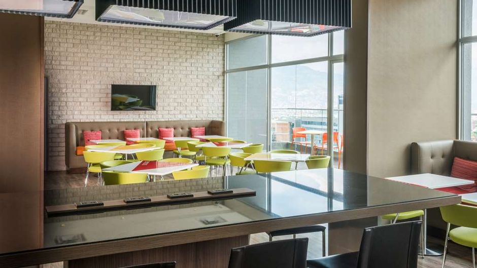 Hampton by Hilton Medellin Restaurant