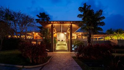 Indura Beach & Golf Resort, Curio Coll