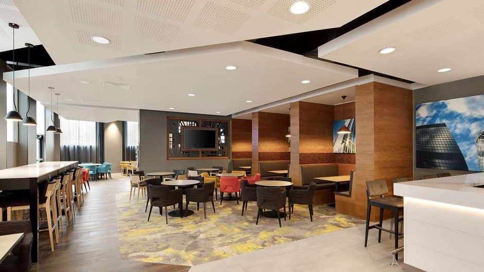 Hampton by Hilton London Excel Lobby
