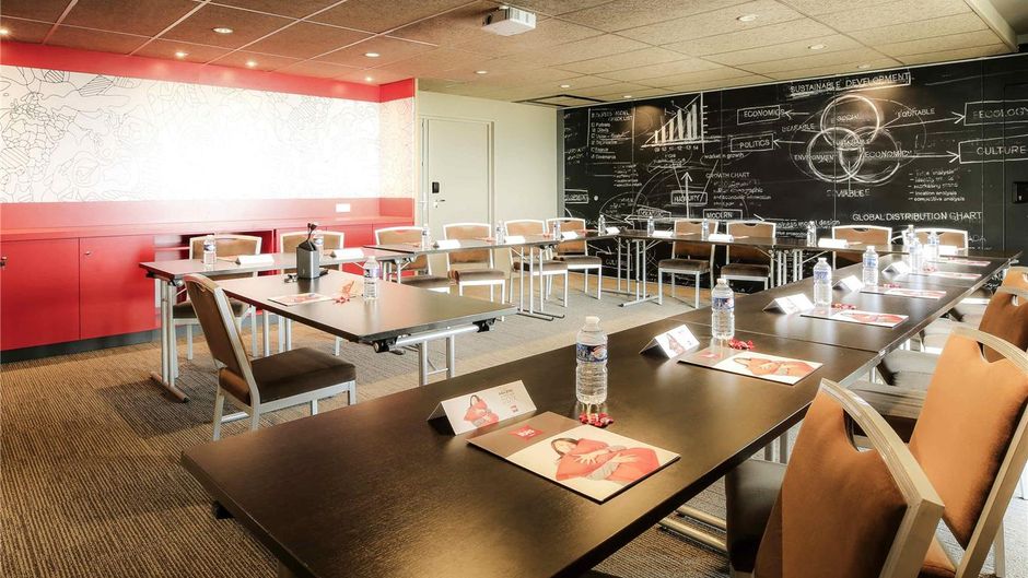 Ibis Niort Est Mendes France Meeting
