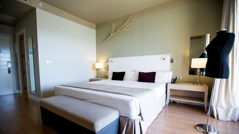 Vincci Valdecanas Golf Hotel Room