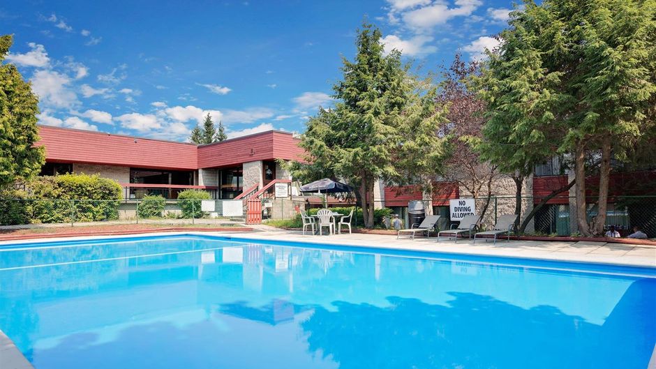 Ramada Pinewood Park Resort North Bay Pool