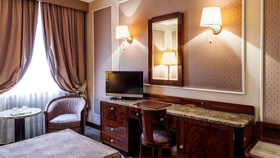 Adi Doria Grand Hotel Room