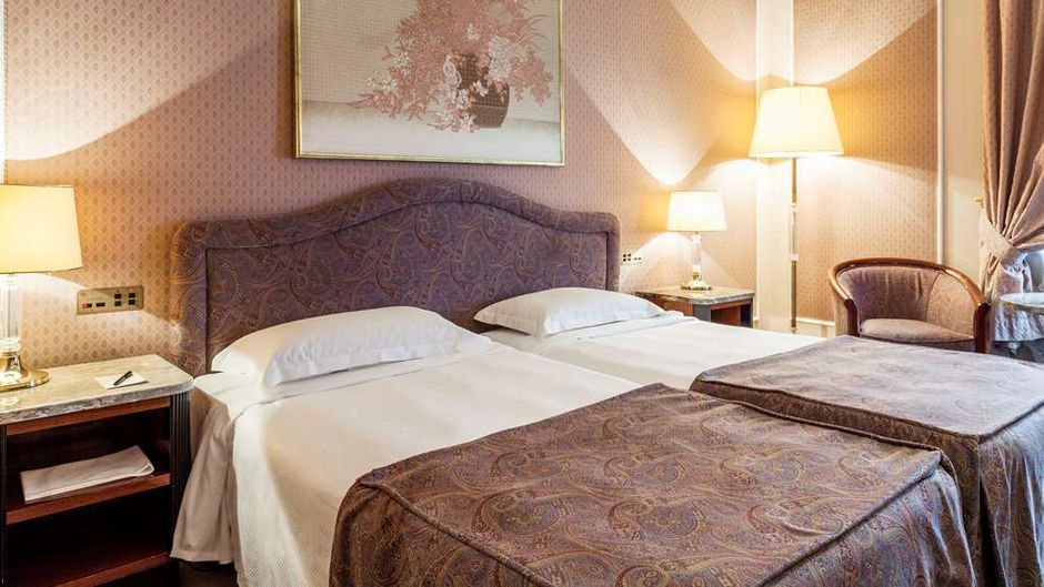 Adi Doria Grand Hotel Room