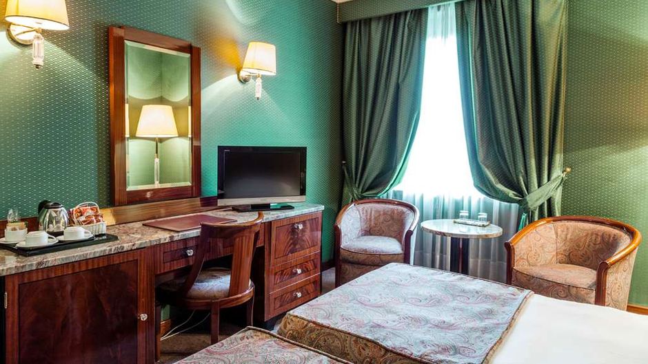 Adi Doria Grand Hotel Room
