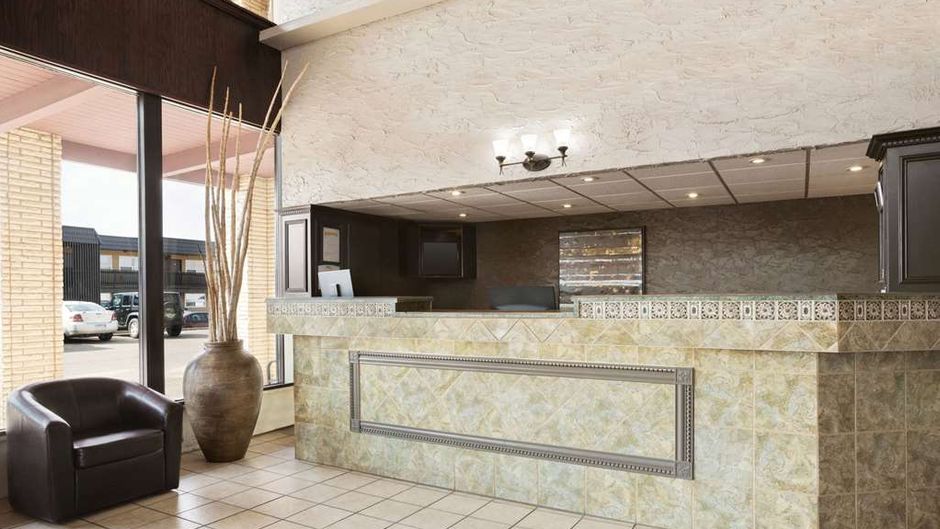 Baymont Inn& Suites Medicine Hat Lobby