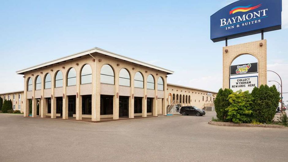Baymont Inn& Suites Medicine Hat Exterior