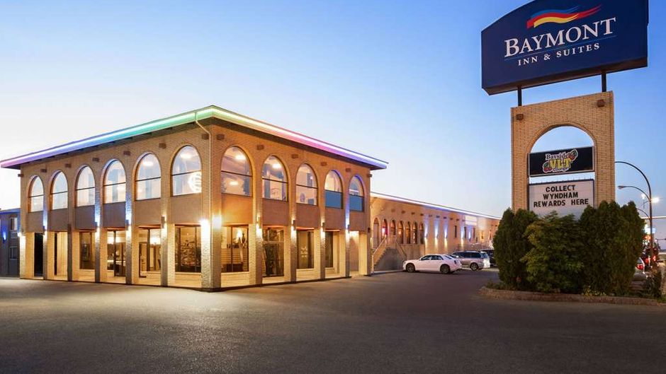 Baymont Inn& Suites Medicine Hat Exterior
