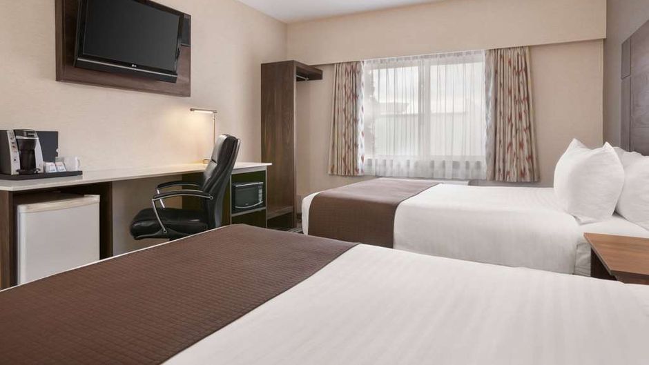 Baymont Inn& Suites Medicine Hat Room