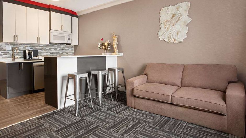 Baymont Inn& Suites Medicine Hat Suite