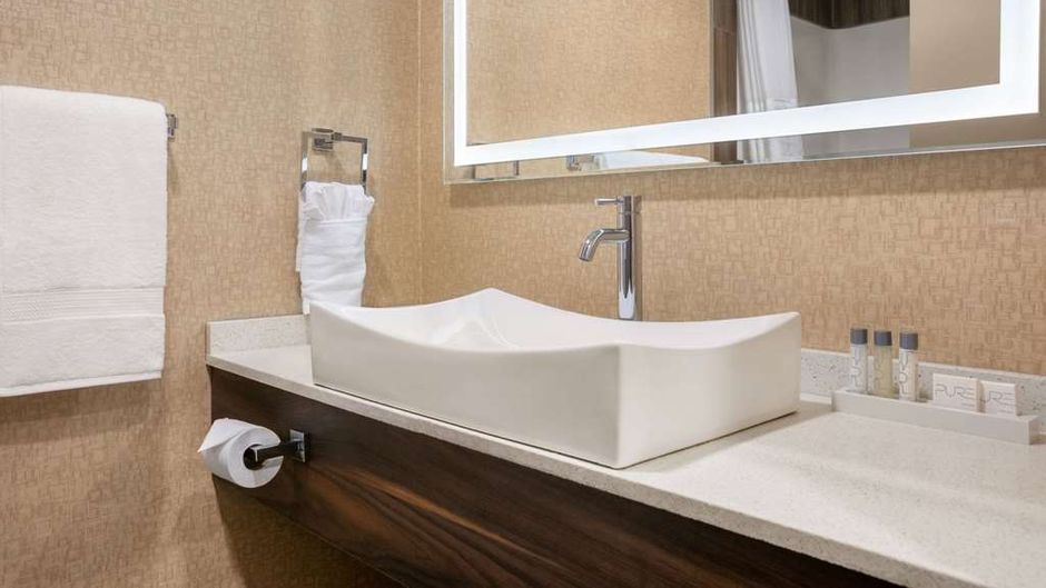 Baymont Inn& Suites Medicine Hat Room