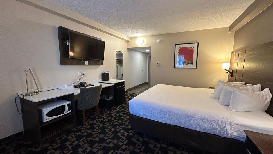 Baymont Inn& Suites Medicine Hat Room