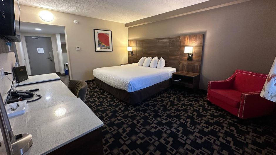 Baymont Inn& Suites Medicine Hat Room