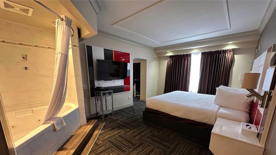 Baymont Inn& Suites Medicine Hat Room