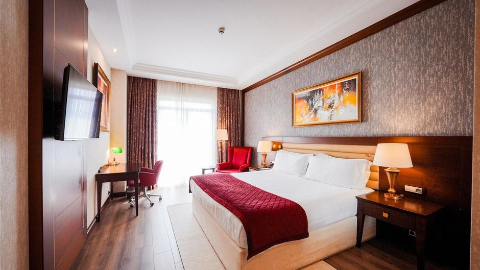 Wellborn Luxury Hotel Room