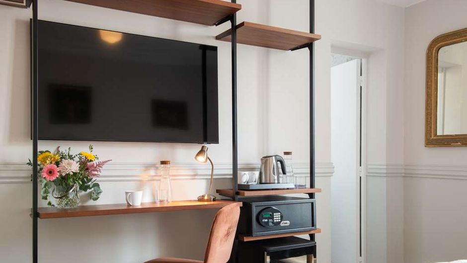 De La Porte Doree Room