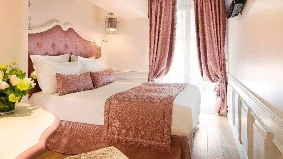 Academie Hotel Room