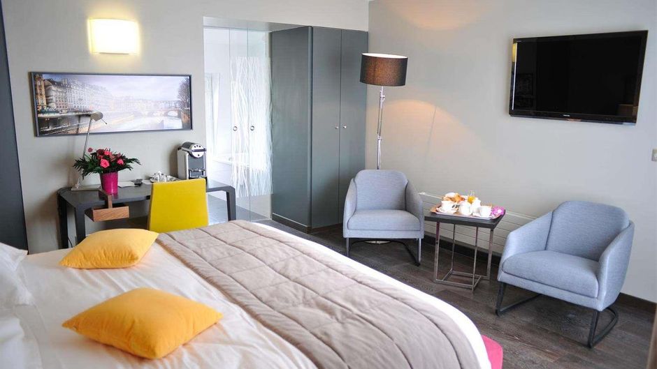 Universite Hotel Room