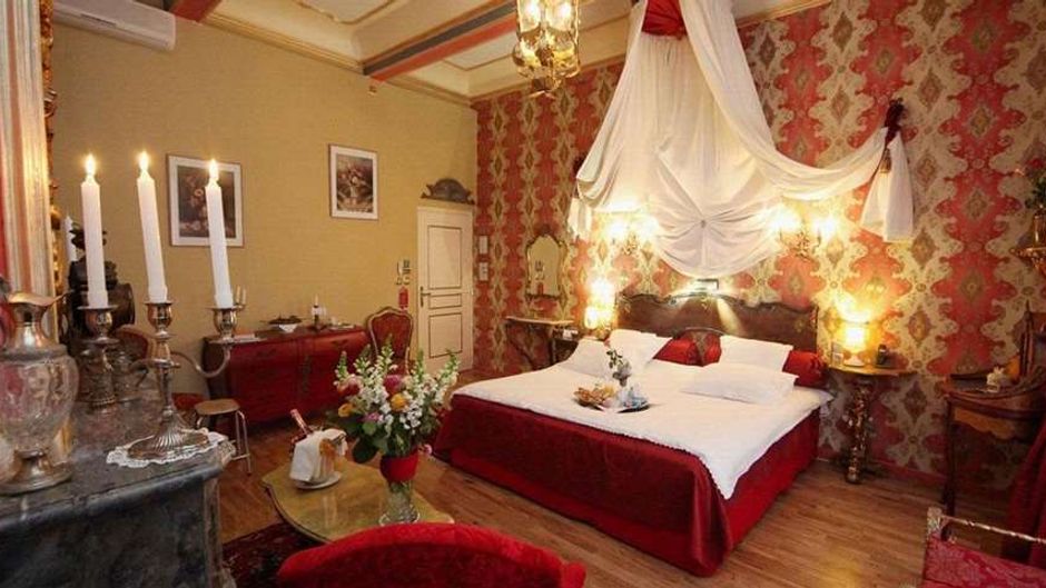 Hotel Renaissance Room