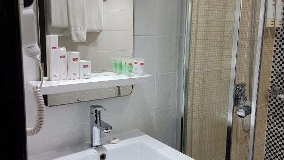 Al Jawhara Metro Hotel Room