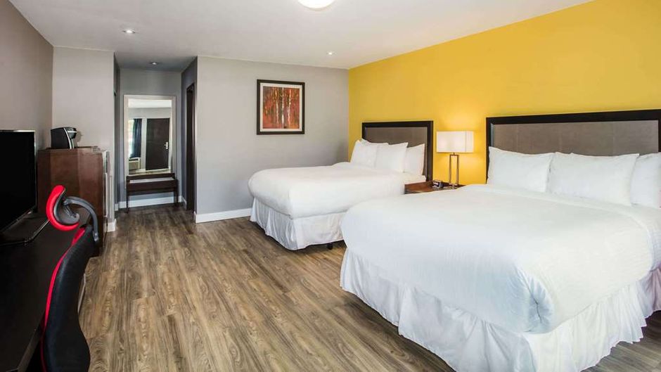 Ramada Jackson's Point Room