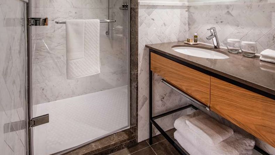 Lincoln Plaza London, Curio Collection Room