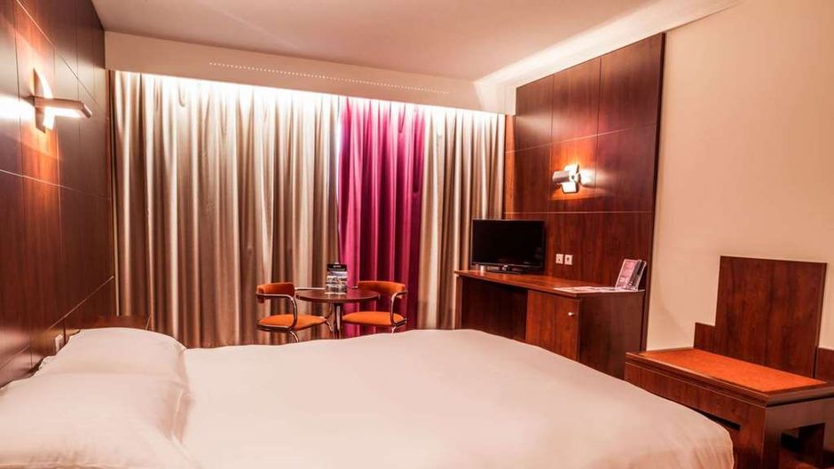Hotel des Congres Room
