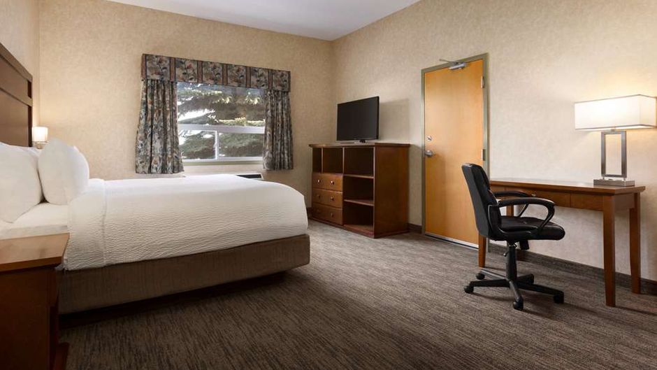 Days Inn & Suites Brooks Room