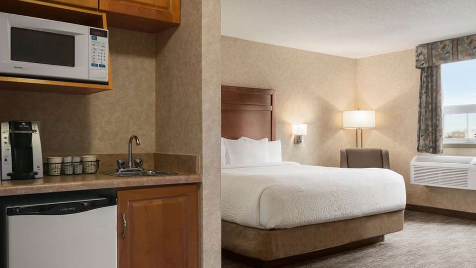 Days Inn & Suites Brooks Room