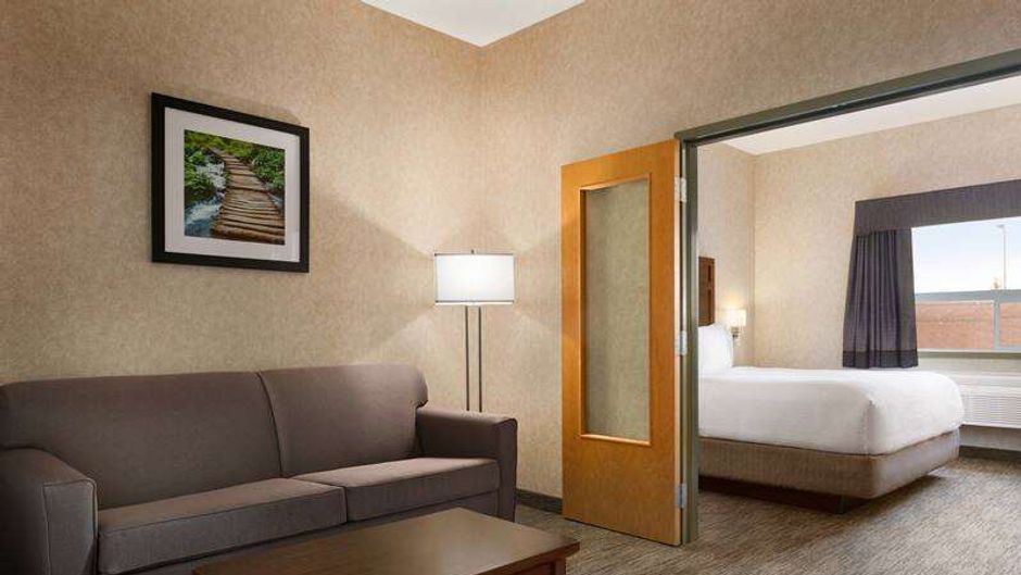 Days Inn & Suites Brooks Room