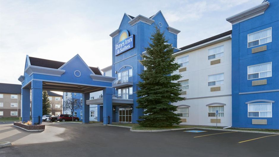 Days Inn & Suites Brooks Exterior
