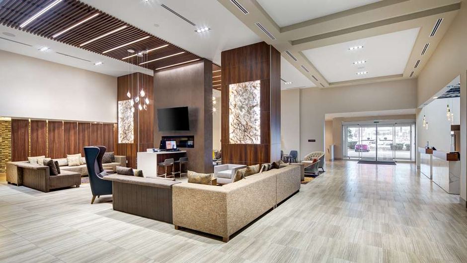 DoubleTree by Hilton Toronto Airport Lobby