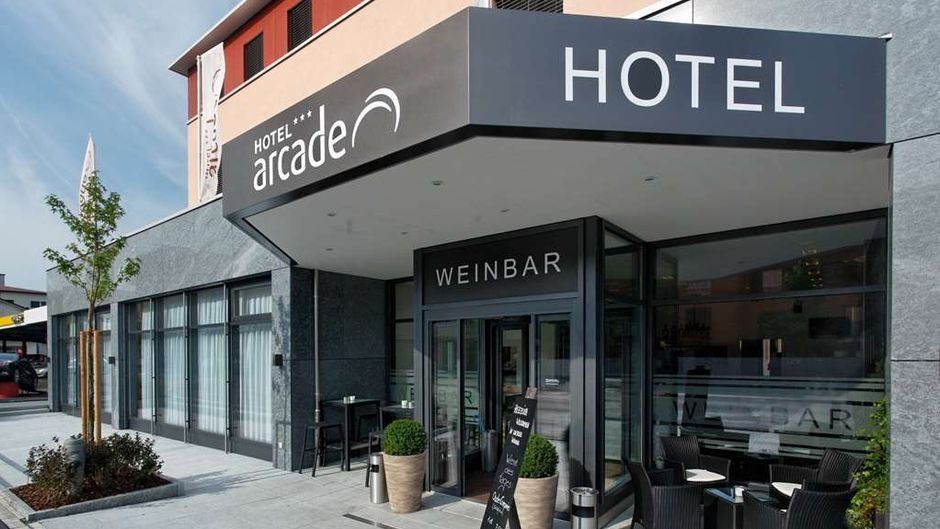 Hotel Arcade Exterior