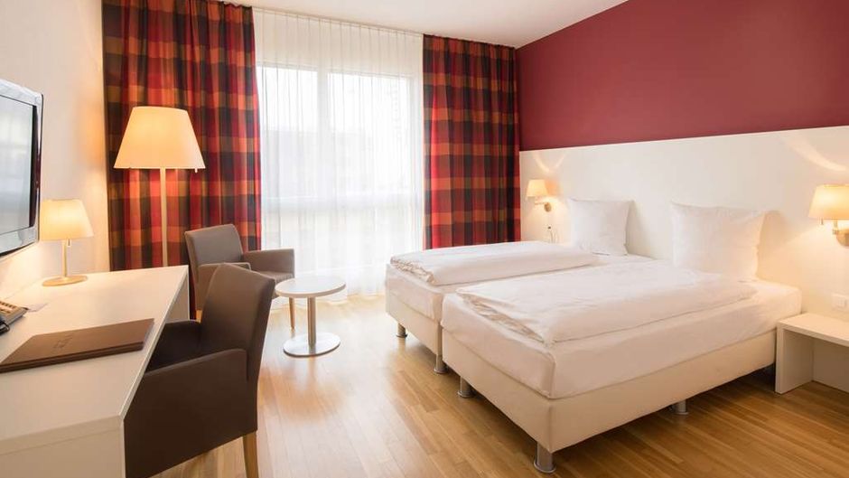 Hotel Arcade Room