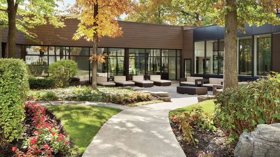 DoubleTree by Hilton Toronto Arpt West Exterior