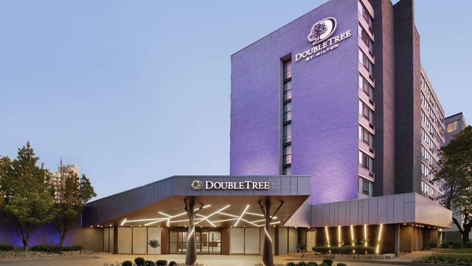 DoubleTree by Hilton Toronto Arpt West Exterior
