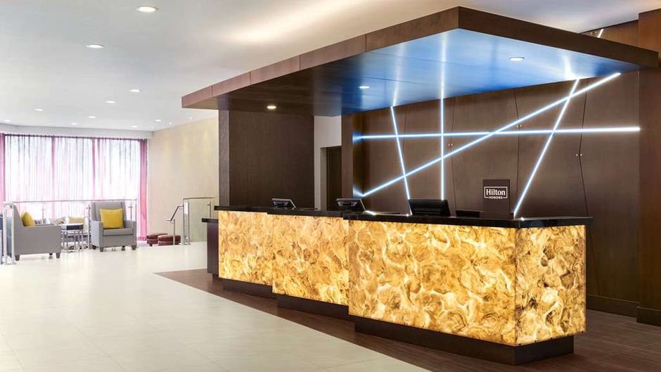 DoubleTree by Hilton Toronto Arpt West Lobby