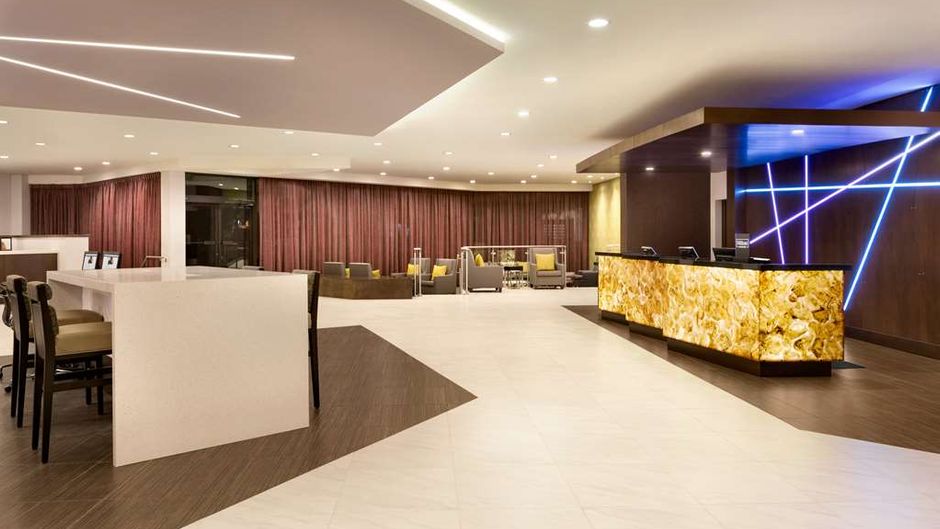 DoubleTree by Hilton Toronto Arpt West Lobby