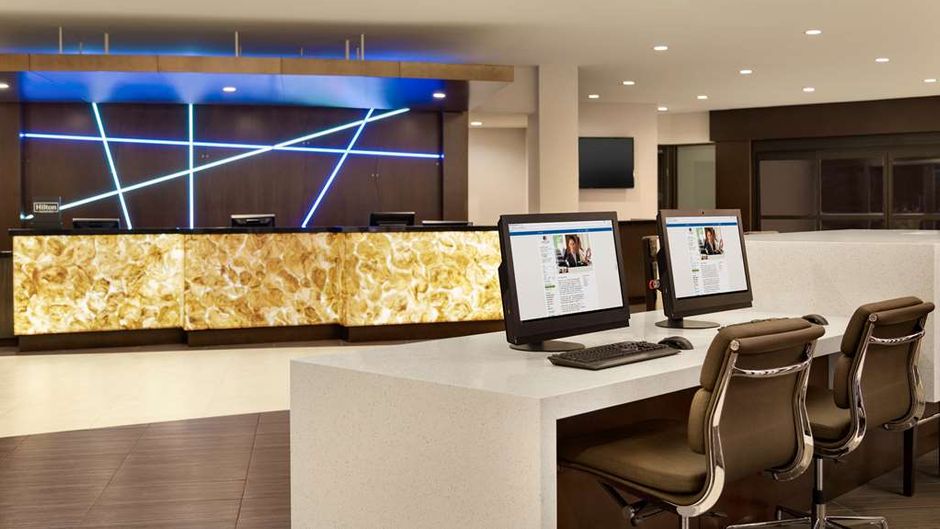 DoubleTree by Hilton Toronto Arpt West Lobby