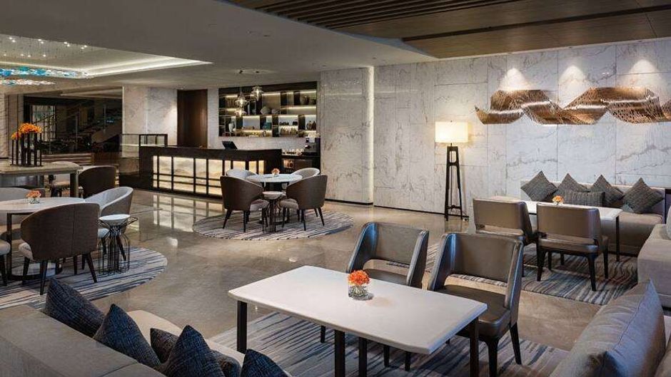 Howard Johnson Yacht Club Hotel Lobby
