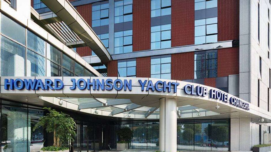 Howard Johnson Yacht Club Hotel Exterior