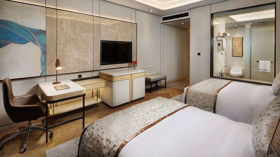 Howard Johnson Yacht Club Hotel Room