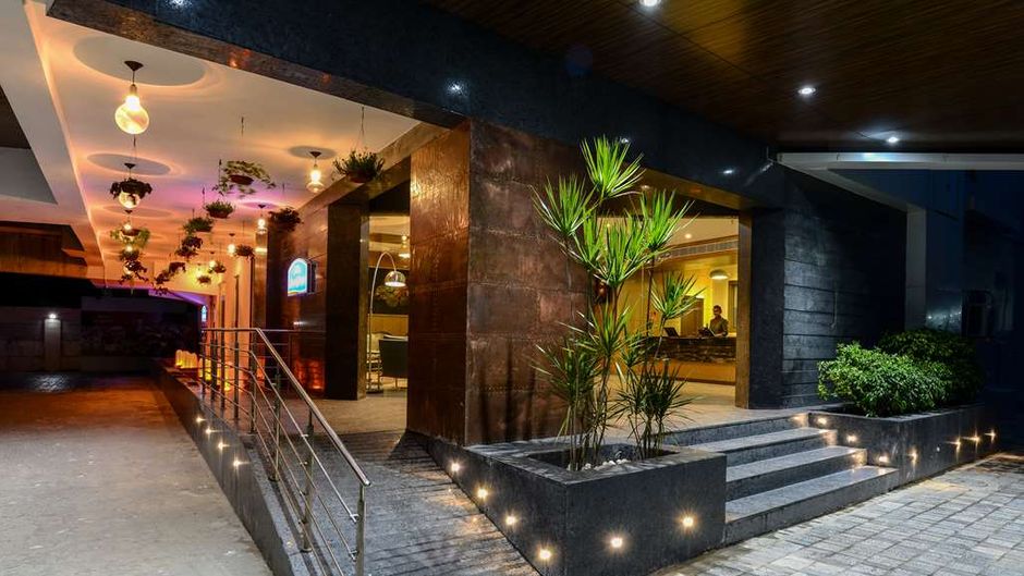 Howard Johnson by Wyndham Kolkata Exterior