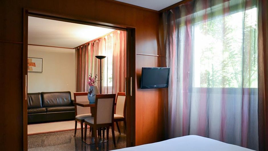 Goldstar Resort & Suites Room