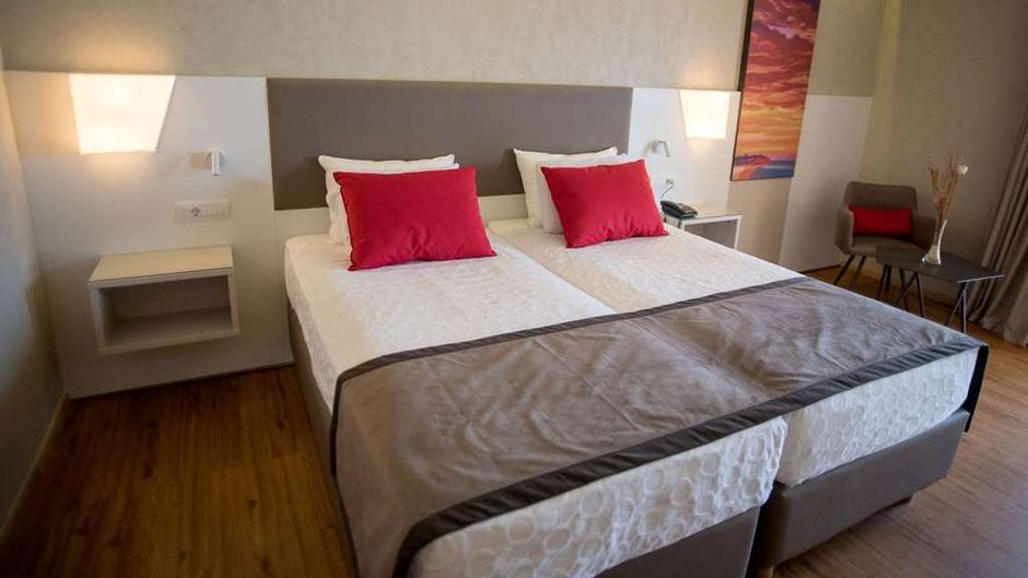 Ramada Plaza Thraki Room