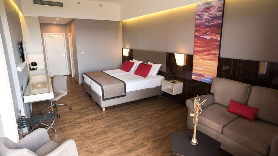 Ramada Plaza Thraki Room