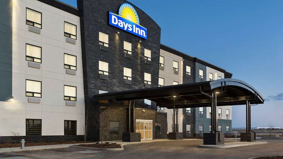 Days Inn Calgary North Balzac Exterior