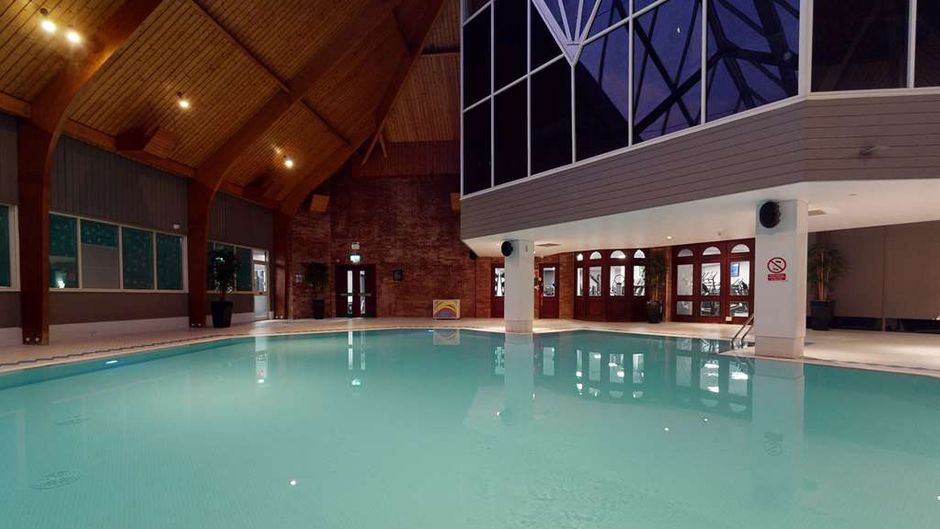 Village Hotel Swindon Pool