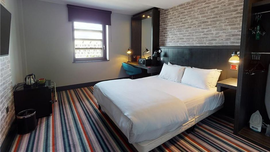 Village Hotel Glasgow Room