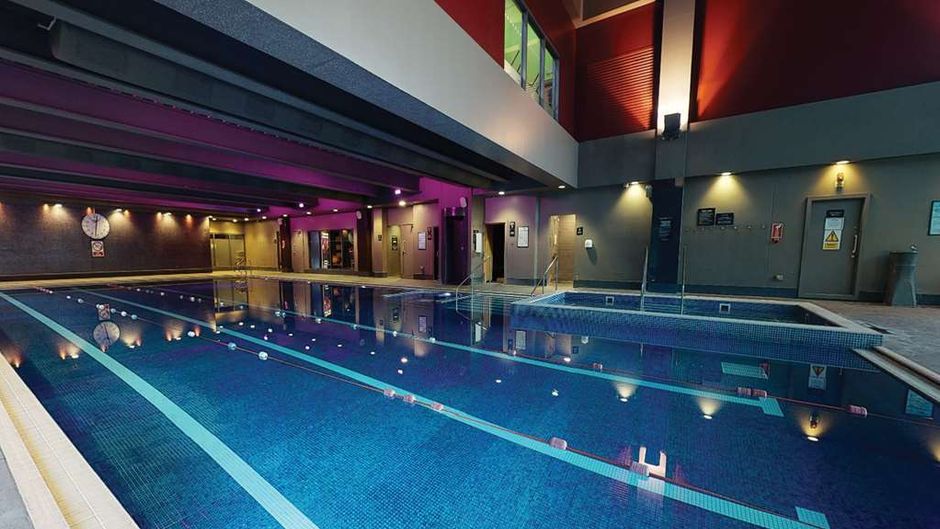 Village Hotel London Watford Pool